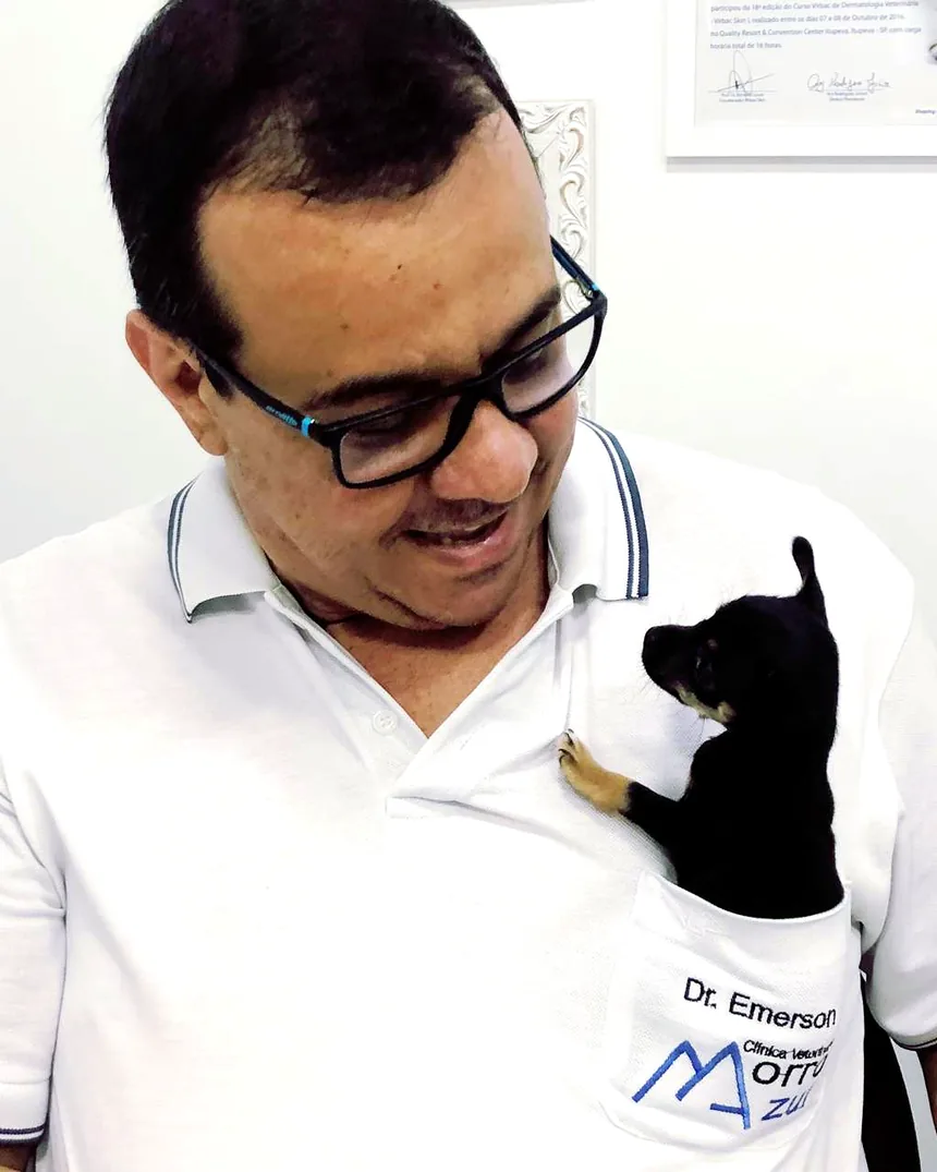 Dr. Emerson Simões, veterinário da Clínica Morro Azul